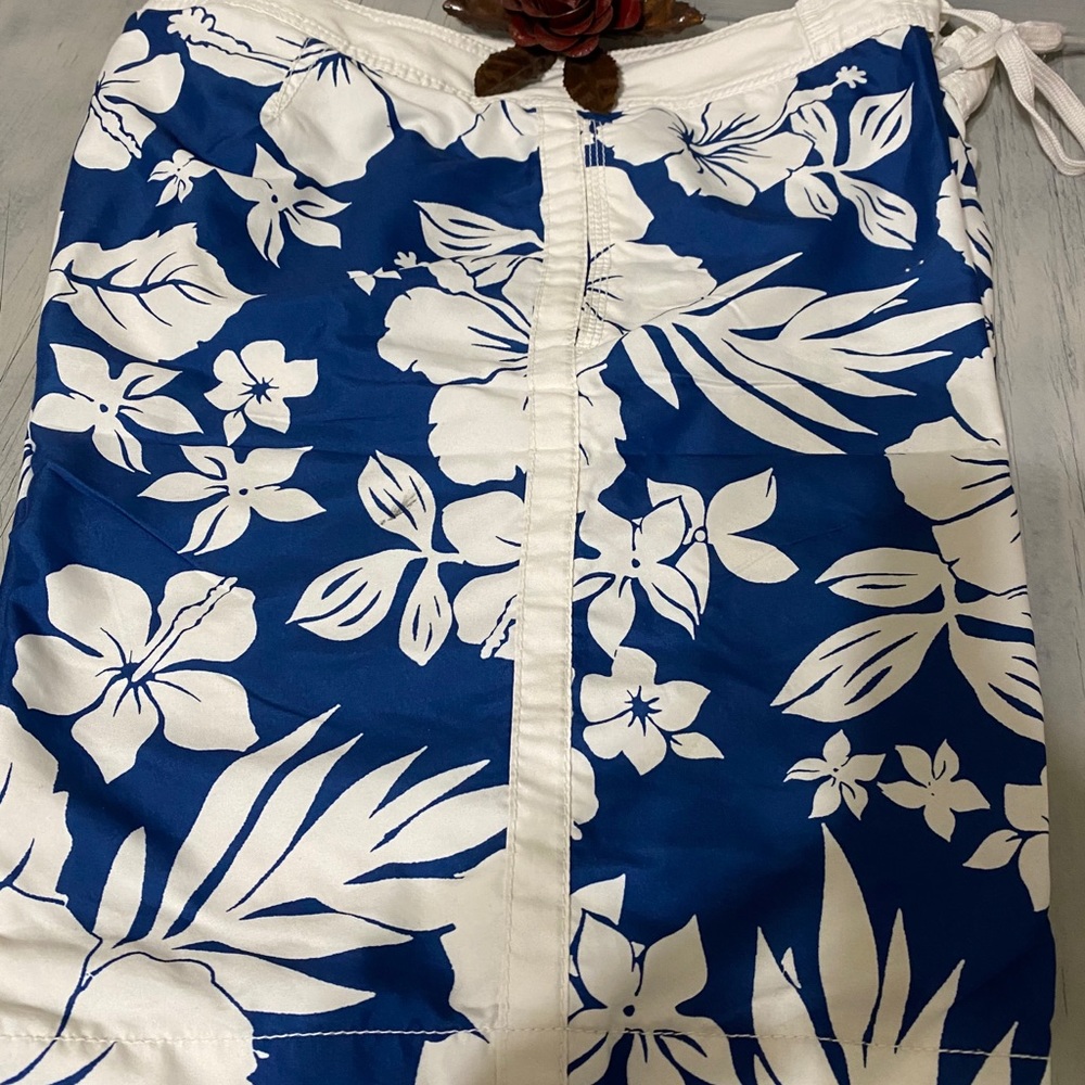 Men’s Hawaiian swim trunks
